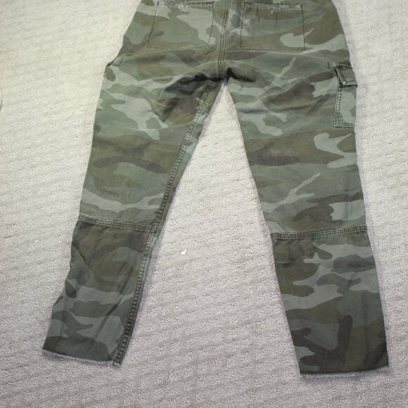 Abercrombie and Fitch Vintage Women's 25" Camo Cargo Raw Hem Cropped Pants - Picture 2 of 7